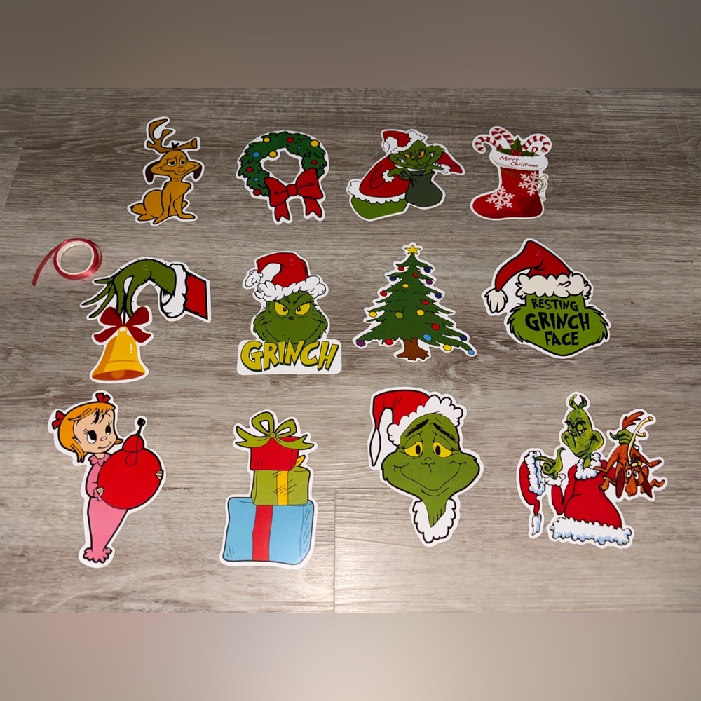 ❤️FREE❤️ NEW Christmas Grinch Decorations/Gift Tags Set